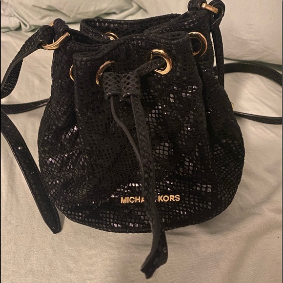 Michael Kors Jules Embossed Leather Drawstring - Picture 4 of 7